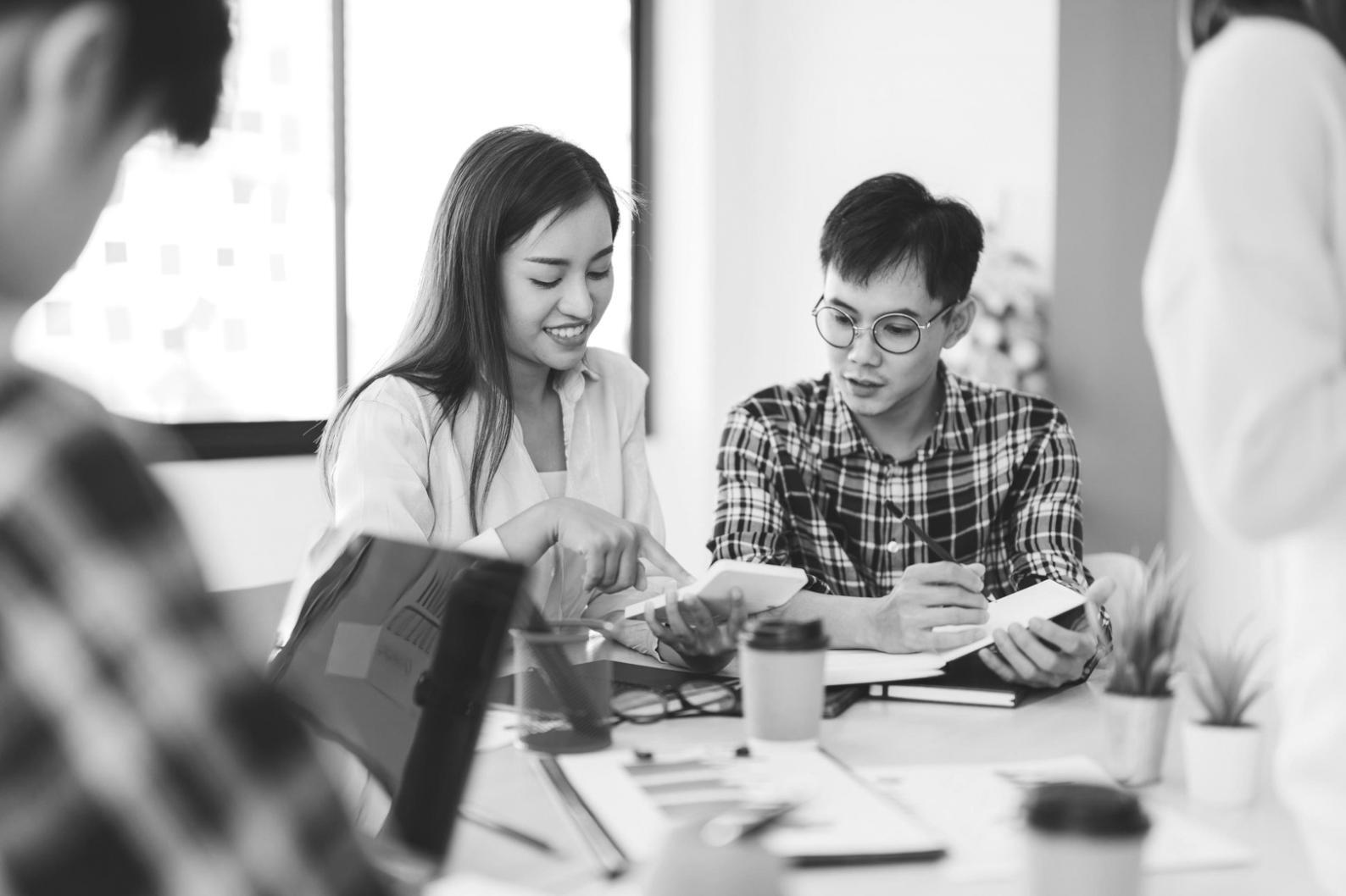 Groupe d'apprenants collaborant sur des stratégies d'épargne